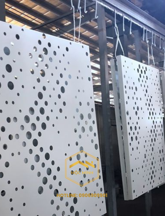 TẠI SAO NÊN SỬ DỤNG MẶT DỰNG NHÔM ĐỤC LỖ 